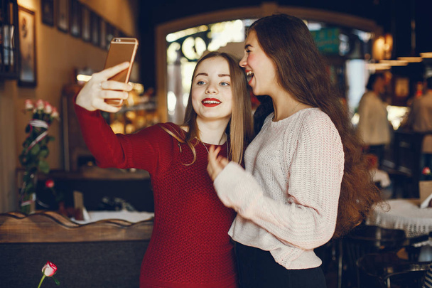 girls with phone - Fotografie, Obrázek