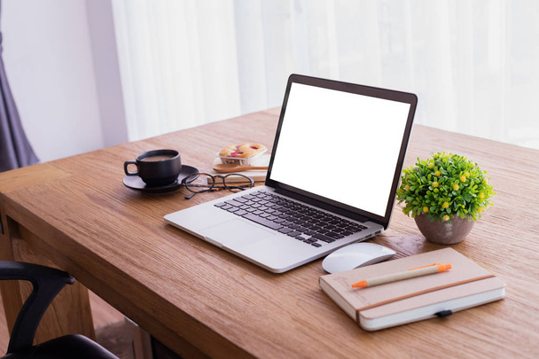 mesa de escritório de madeira com tela em branco no laptop em casa, cópia spac
 - Foto, Imagem