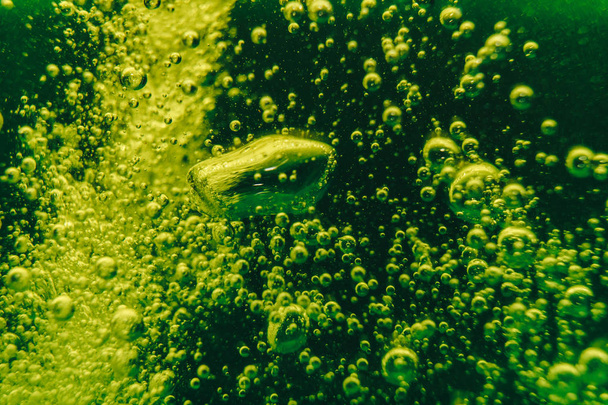 Fondo verde burbujas de agua. de cerca
. - Foto, imagen