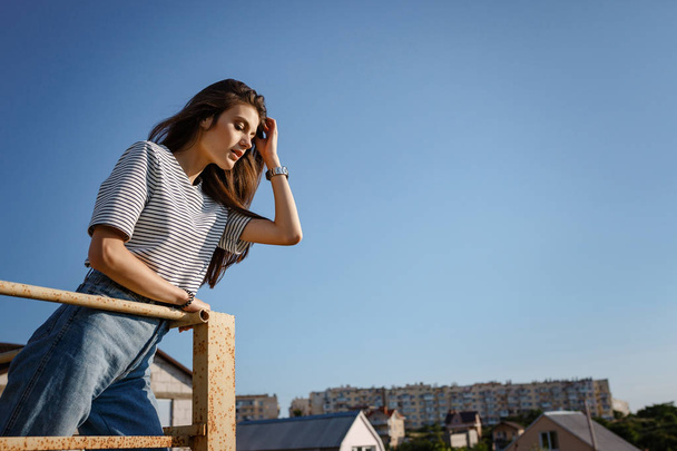 sökülen t-shirt oturuşta giyen genç kadın - Fotoğraf, Görsel