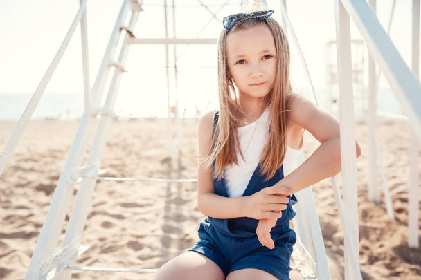 Uma linda menina pequena com cabelo castanho fora em um belo dia de verão
. - Foto, Imagem