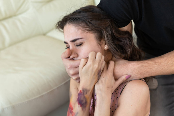 Oběť, násilí - a krutý pokrývá womans úst - Fotografie, Obrázek