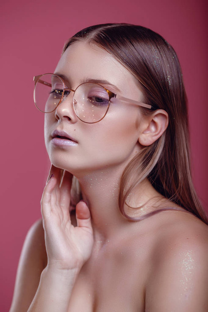 Kobieta Glamour w okularach na różowym tle - Zdjęcie, obraz