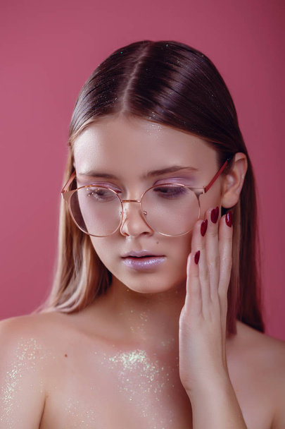 mujer glamour en gafas sobre un fondo rosa
 - Foto, Imagen