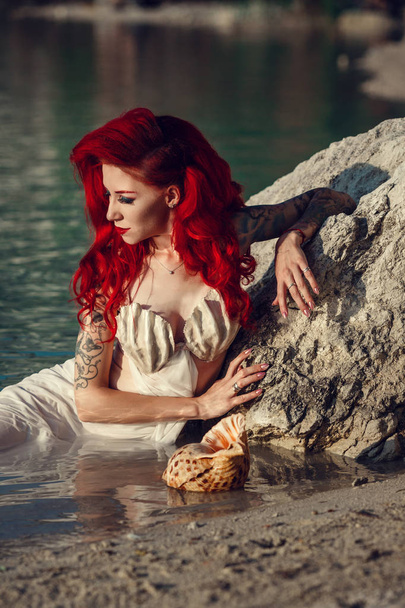 Cosplay sur une sirène Ariel, femme aux cheveux roux
 - Photo, image