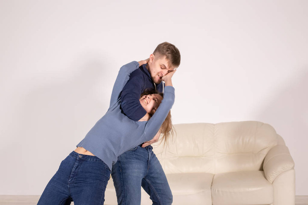 Pessoas, abuso e conceito de violência - homem agressivo estrangulando sua esposa
 - Foto, Imagem