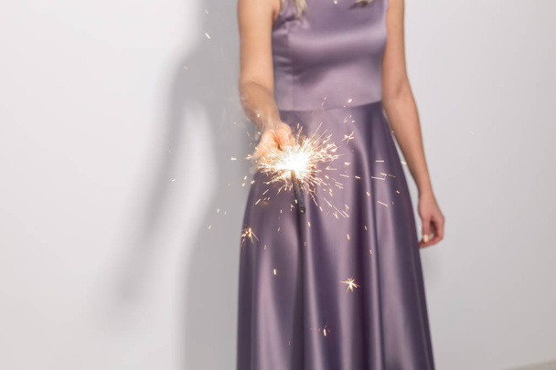 Tapahtuma, juhla ja loma konsepti - Lähikuva naisen kädet tilalla sparkler
 - Valokuva, kuva