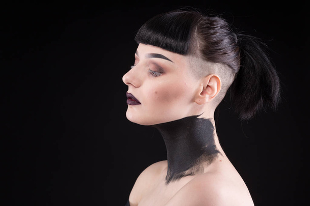 Vysoká módní modelová dívka portrét s módní gotickou černou make-up. - Fotografie, Obrázek