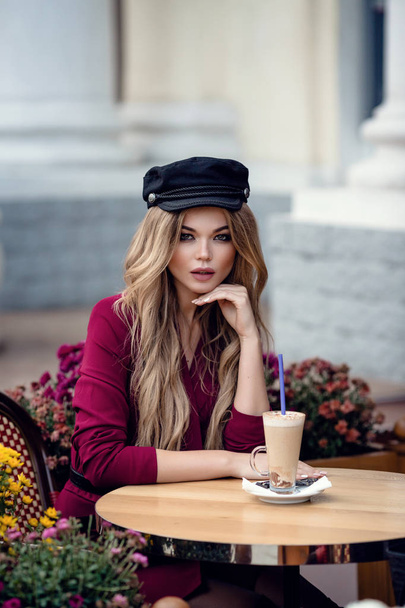 Όμορφη νεαρή γυναίκα με παραδοσιακή παριζιάνικη υπαίθρια καφετέρια - Φωτογραφία, εικόνα