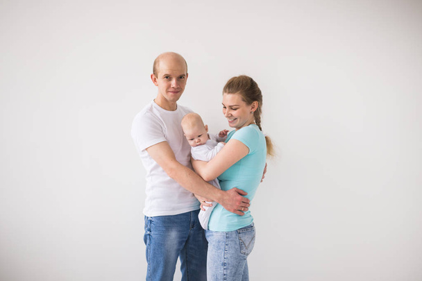 Genitorialità, amore e concetto di famiglia: madre e padre sorridenti che tengono la loro bambina con spazio per copiare
 - Foto, immagini