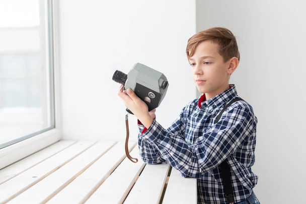 fotós, a gyermekek és a hobbi koncepció - fiú tartsa egy régi fényképezőgép - Fotó, kép