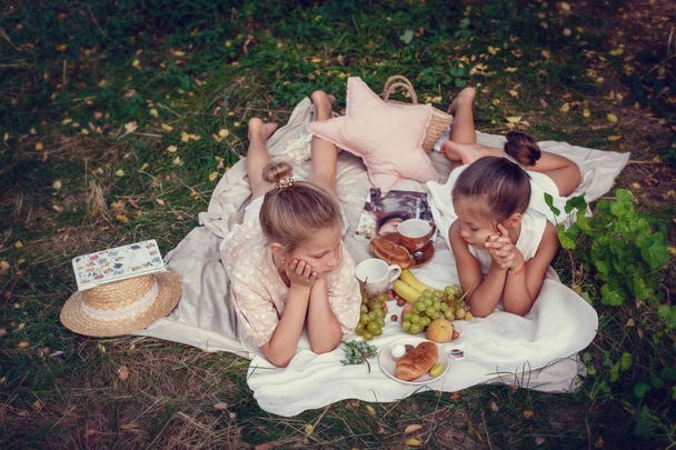 Dvě šťastné sestry milují a objala v krásném parku - Fotografie, Obrázek