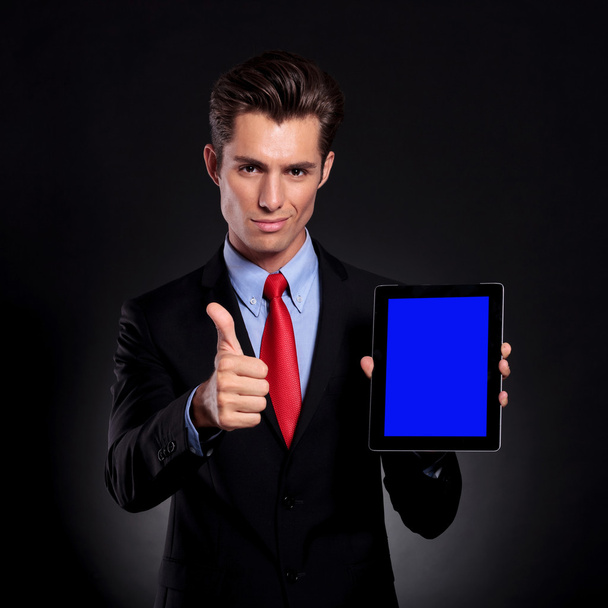 hombre de negocios recomienda tableta
 - Foto, Imagen