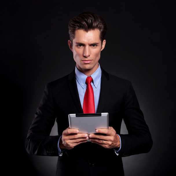 бізнесмен тримає планшет
 - Фото, зображення