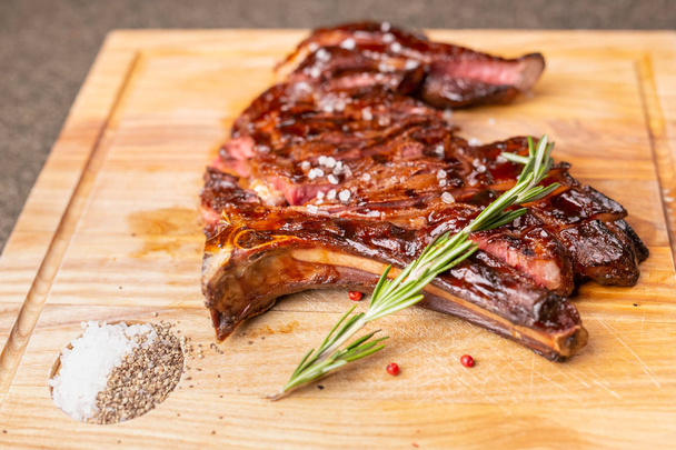 Yemek, lezzetli, at eti ve zanaat kavramı - ızgara biftek hizmet - Fotoğraf, Görsel