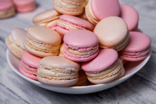 Macaron cookies v bílých bowlsweet a barevné Francouzská macaroonsclose se barevné macarons dezert s vintage pastelové tóny - Fotografie, Obrázek
