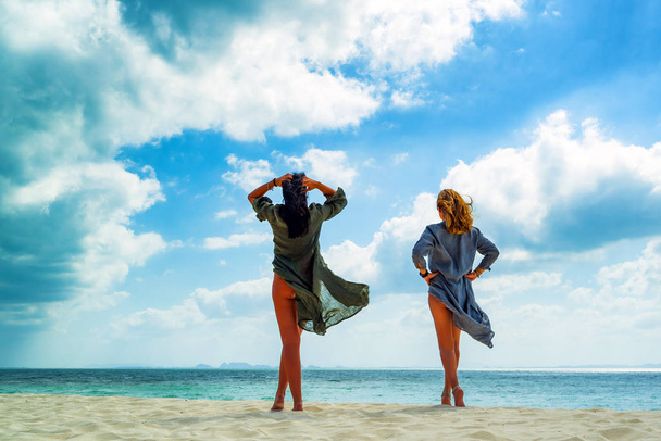Two Women enjoying their holidays on the tropical beach  - Foto, imagen