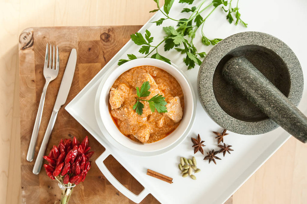 Home made tasty butter chicken curry dish from Indian cuisine. - Foto, afbeelding