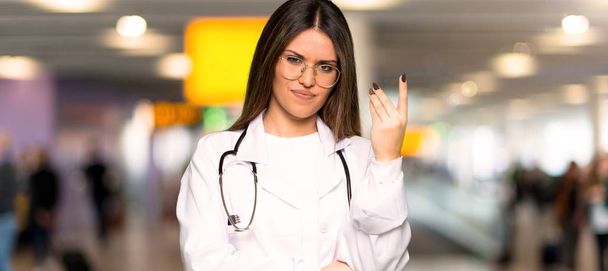 Młody lekarz kobieta co włoski gest w szpitalu - Zdjęcie, obraz