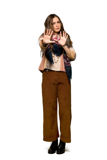 Teljes hosszúságú szemcsésedik-ból fiatal hippi nő egy kicsit ideges, és ijedt nyújtó kezét, elszigetelt fehér háttér elé - Fotó, kép