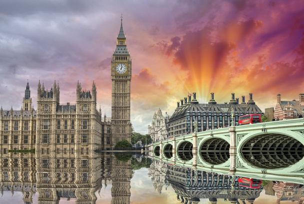 Londyn. piękny widok z Mostu Westminsterskiego i domy m - Zdjęcie, obraz