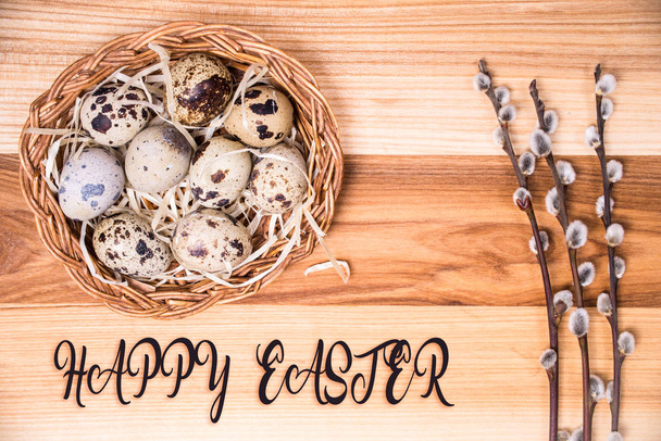 Feliz Pascua de fondo con huevos en una cesta y coño-sauce
. - Foto, imagen