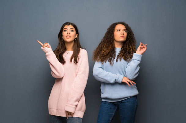 Teini-ikäiset ystävät osoittavat laterals joilla epäilyksiä
 - Valokuva, kuva