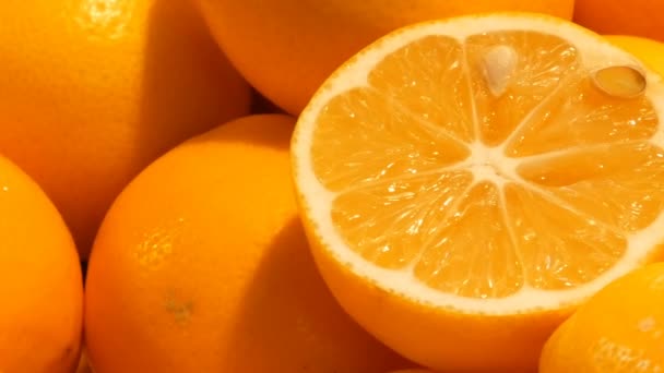 Piękne dojrzałe pomarańcze na straganie. Owoce pomarańczowy tło - Materiał filmowy, wideo