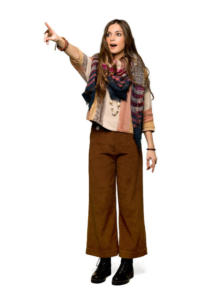 Plan complet de Jeune femme hippie pointant du doigt sur fond blanc isolé
 - Photo, image