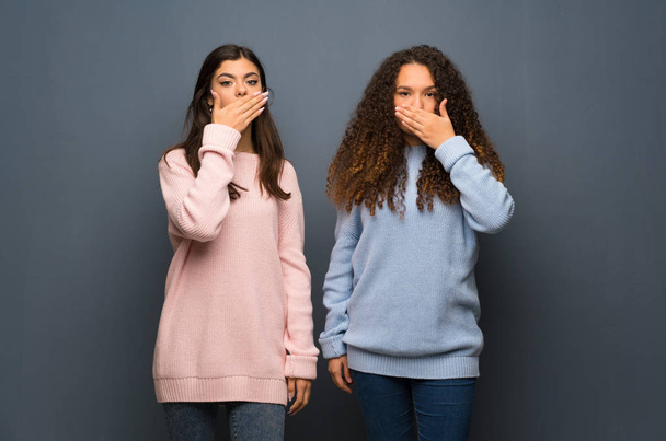 Друзі-підлітки, що прикривають рот руками, щоб сказати щось невідповідне
 - Фото, зображення
