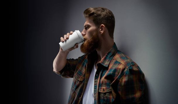 Bearded man drinking coffee on the go - Zdjęcie, obraz