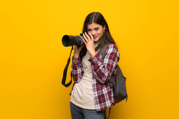 Photographe adolescent fille sur le mur jaune
 - Photo, image