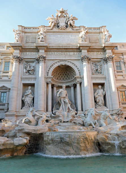 イタリア語でトレビの泉とも呼ばれるフォンタナ ディ トレビ  - 写真・画像
