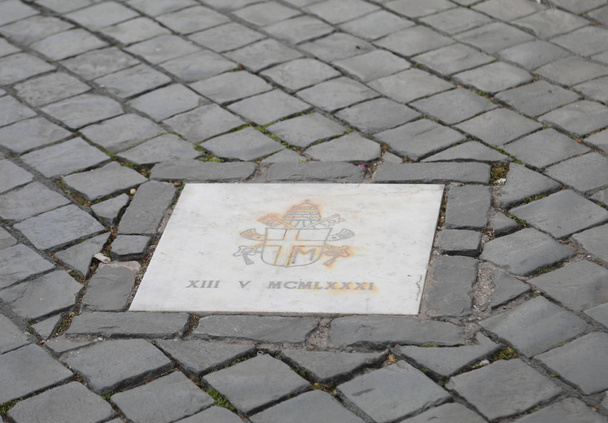 Маленькая мраморная мемориальная доска на площади Святого Петра, где
 - Фото, изображение
