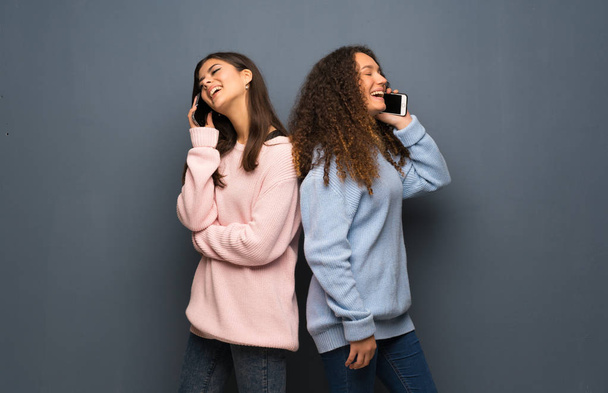 Έφηβο φίλοι κρατώντας μια συνομιλία με το κινητό τηλέφωνο - Φωτογραφία, εικόνα