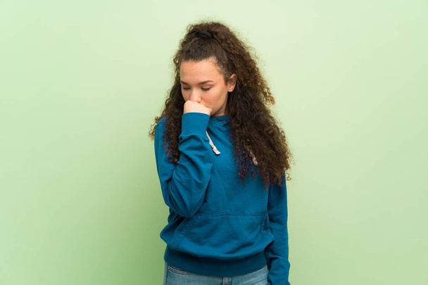 Nastolatek dziewczyna zielony mur mając wątpliwości - Zdjęcie, obraz