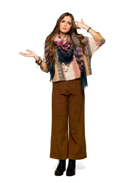 Plan complet de Jeune femme hippie faisant le geste de folie mettant le doigt sur la tête sur fond blanc isolé
 - Photo, image