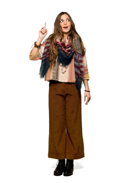 Plan complet de la jeune femme hippie qui a l'intention de réaliser la solution tout en levant le doigt vers le haut sur fond blanc isolé
 - Photo, image