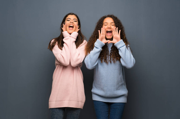 Teenager friends shouting and announcing something - Photo, Image