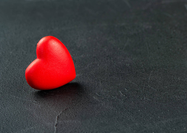 Красное пластиковое сердце
 - Фото, изображение