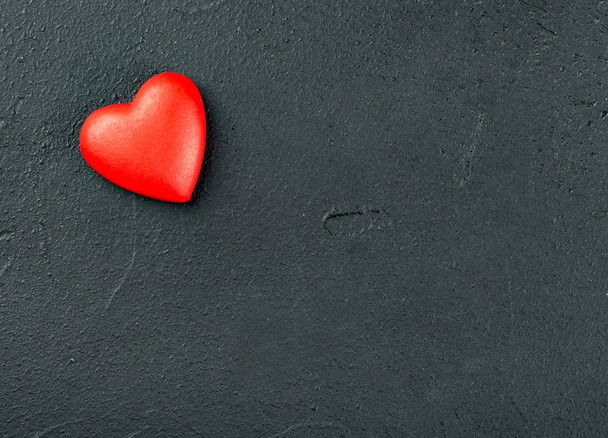 Красное пластиковое сердце
 - Фото, изображение