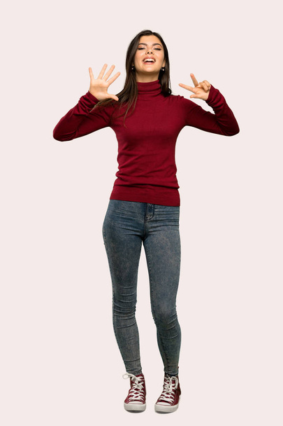 Повнометражний знімок дівчини-підлітка з черепашкою, що рахує вісім з пальцями над ізольованим тлом
 - Фото, зображення