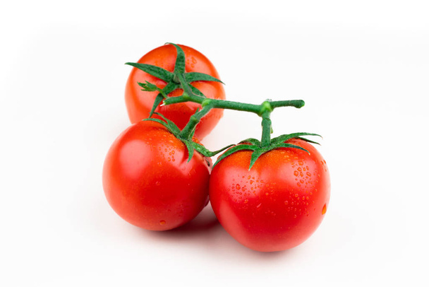 reife rote frische Tomate mit Wassertropfen  - Foto, Bild