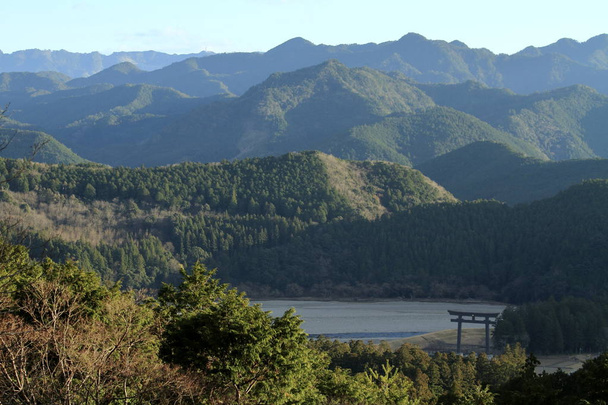 Grand Τορίι του ex. Kumano Hongu Taisha Παρεκκλήσι, θέα από Kumano προσκυνηματική διαδρομή στην Wakayama, Ιαπωνία - Φωτογραφία, εικόνα