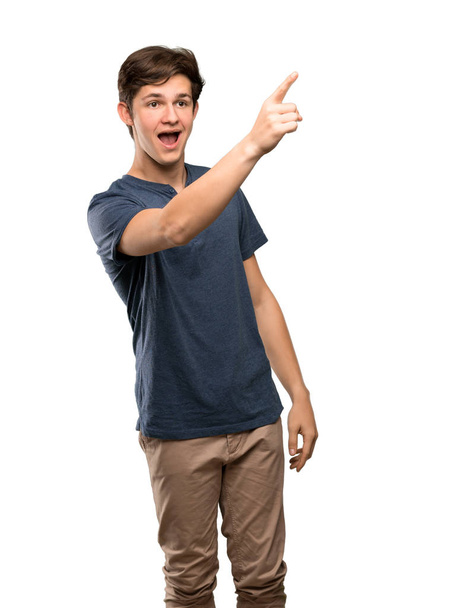 Nastolatek mężczyzna od wskazując na na białym tle - Zdjęcie, obraz