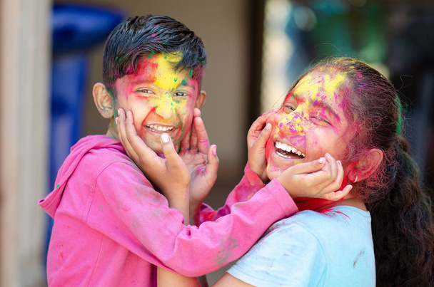 ホーリー祭の中に色で遊んでかわいい愛らしい兄弟 - 写真・画像