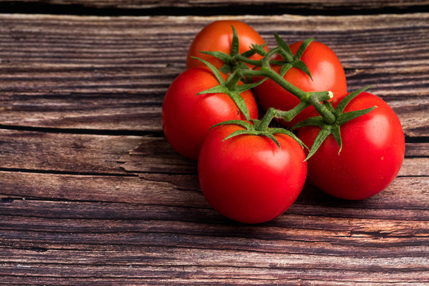 dojrzałych czerwonych świeżych pomidorów z kropli wody  - Zdjęcie, obraz