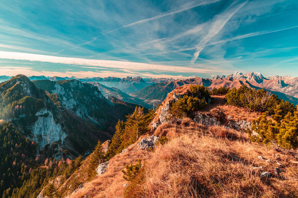 Soleggiata giornata autunnale sul monte Tersadia nelle Alpi italiane
 - Foto, immagini