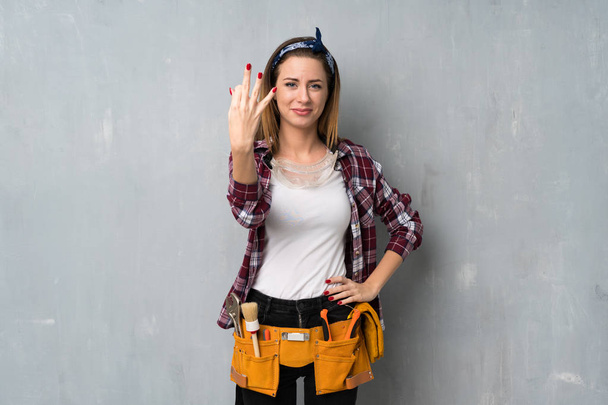 Řemeslníci nebo elektrikář žena šťastná a počítání tři prsty - Fotografie, Obrázek