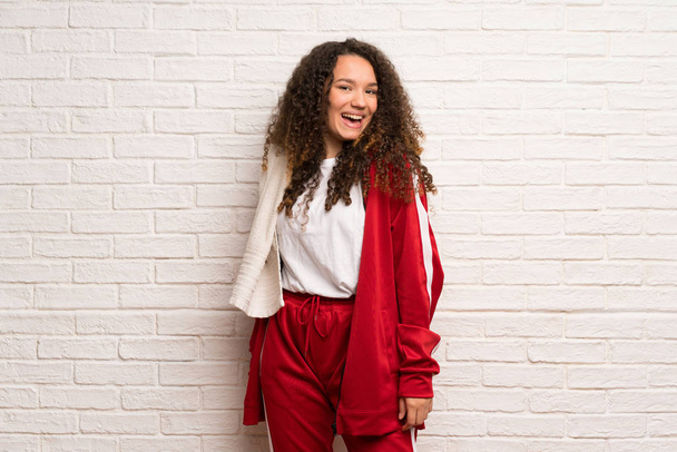 Teenager sport girl with curly hair smiling - Fotografie, Obrázek
